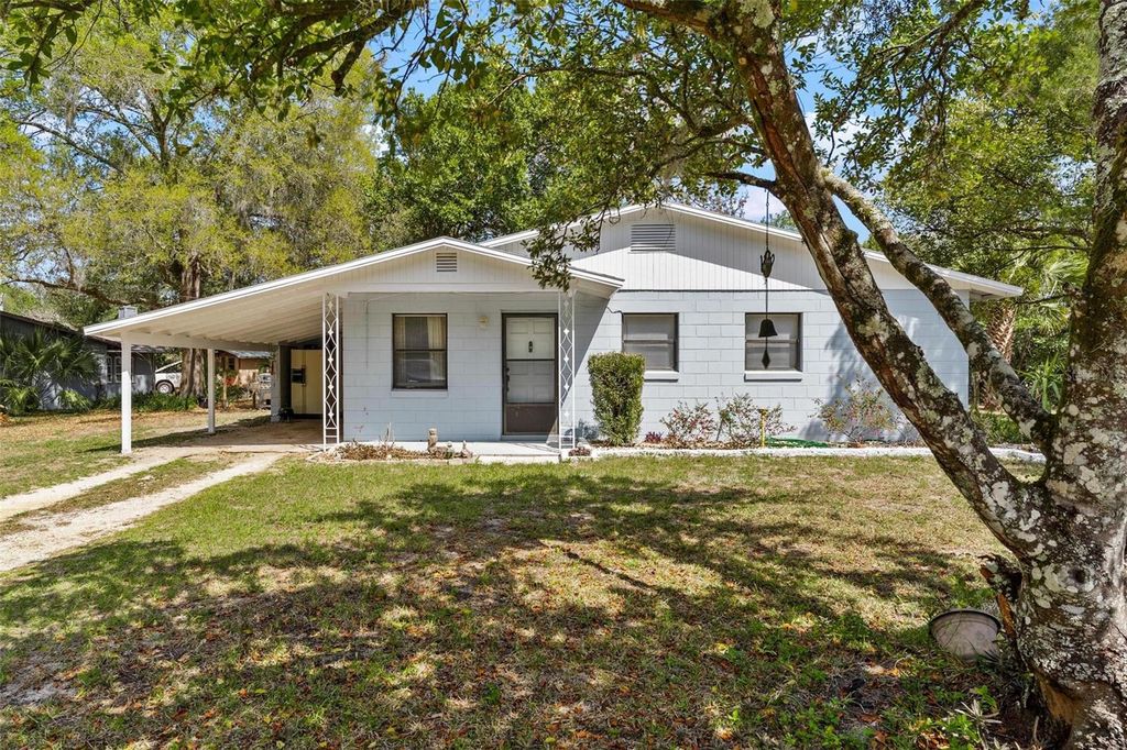 Photo of 501 Poinsettia Avenue, Fruitland Park, FL 34731 (MLS # G5109563)