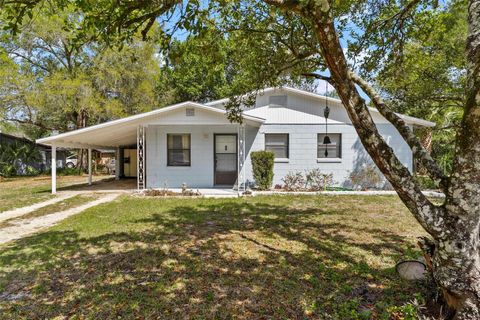 Photo of 501 Poinsettia Avenue, Fruitland Park, FL 34731 (MLS # G5109563)