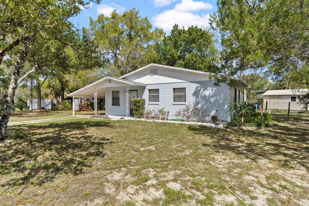 Photo of 501 Poinsettia Avenue, Fruitland Park, FL 34731 (MLS # G5109563)