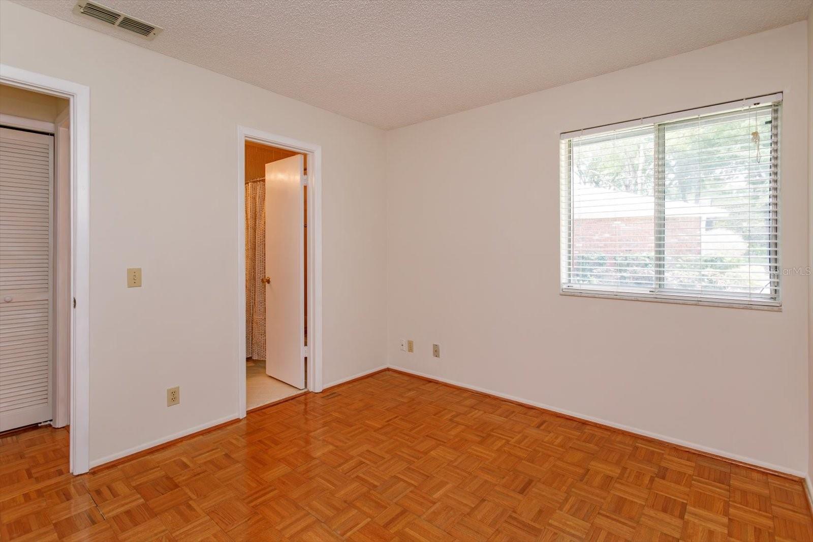 OAK HARBOUR SEC 3 A CONDO - Residential