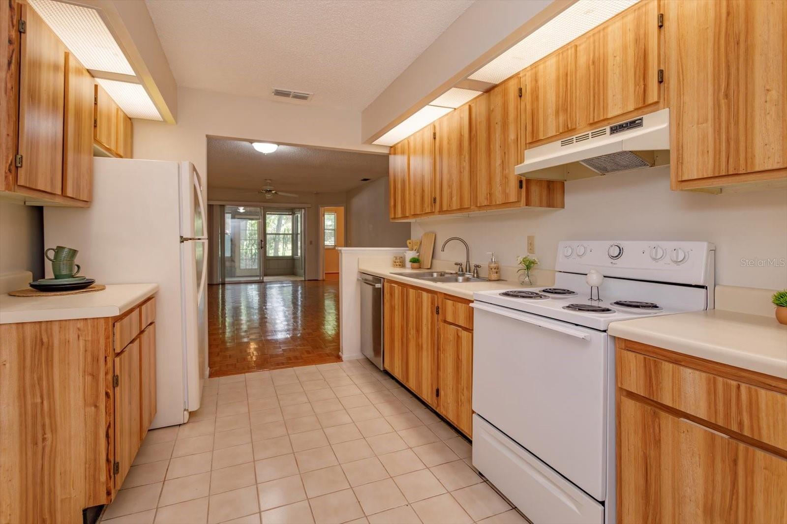 OAK HARBOUR SEC 3 A CONDO - Residential