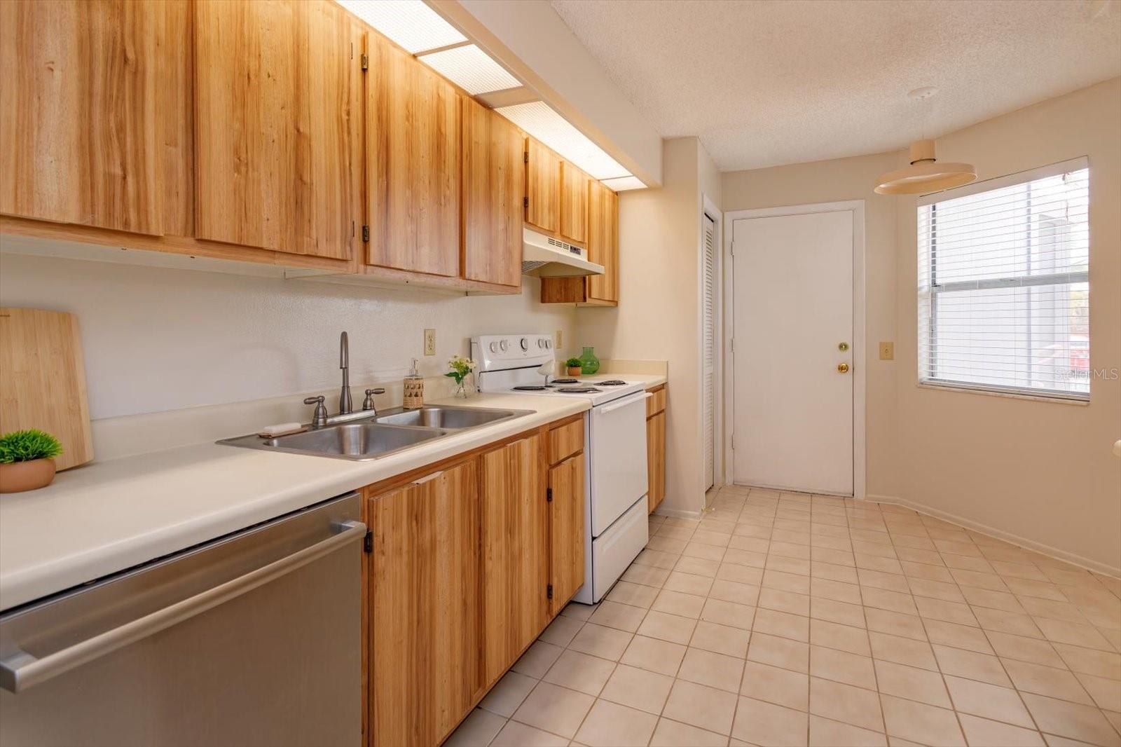 OAK HARBOUR SEC 3 A CONDO - Residential