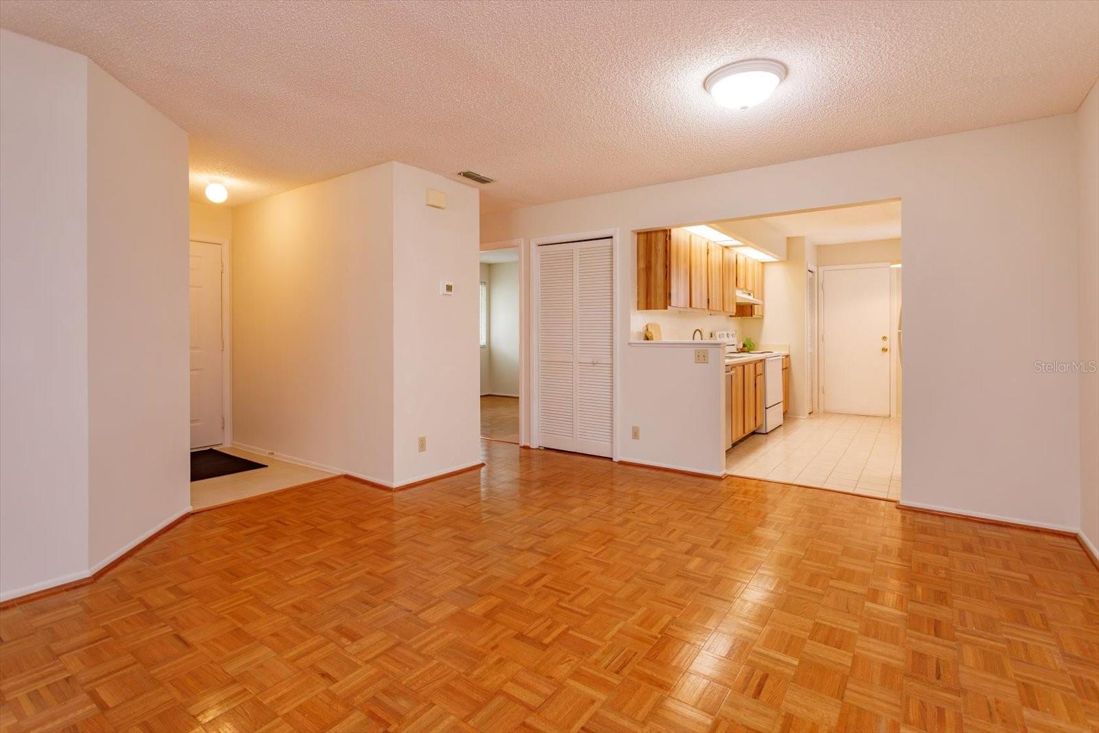 OAK HARBOUR SEC 3 A CONDO - Residential