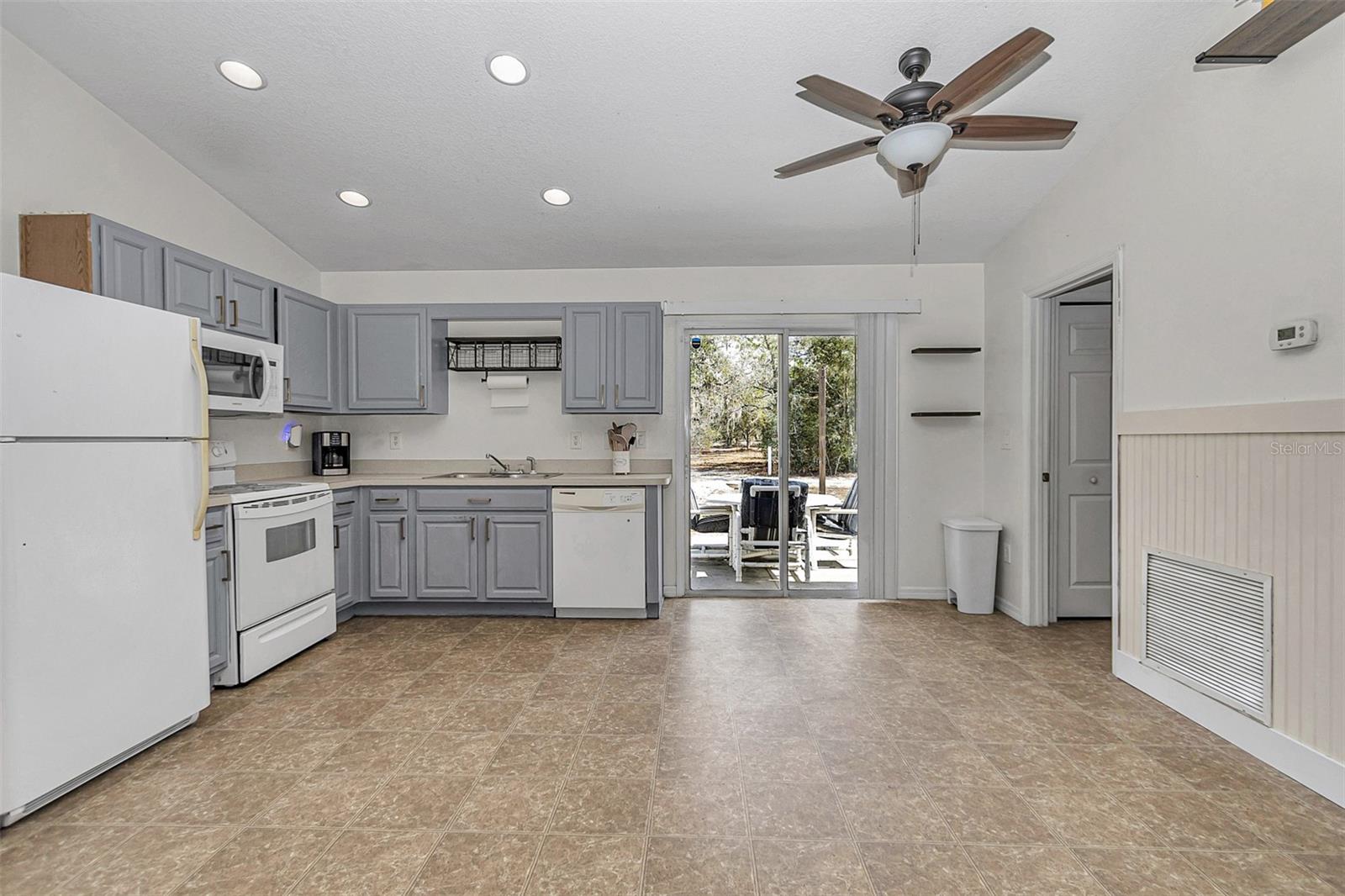 RAINBOW LAKES ESTATE - Residential