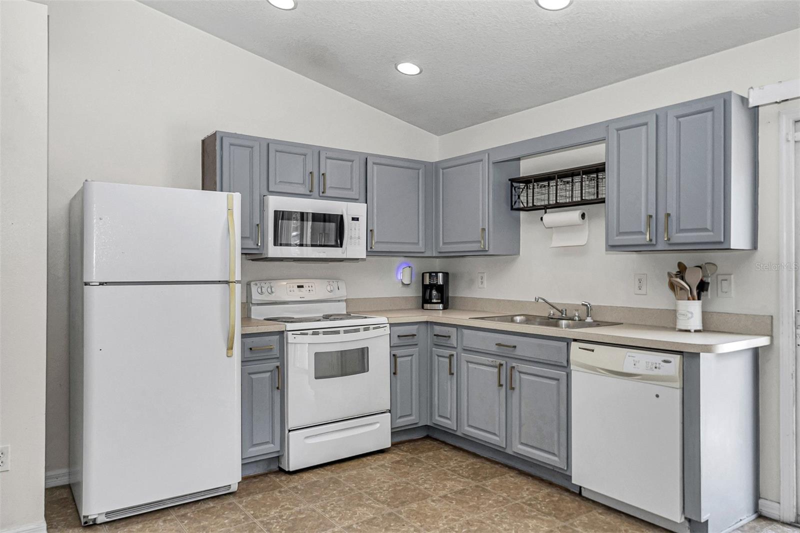 RAINBOW LAKES ESTATE - Residential