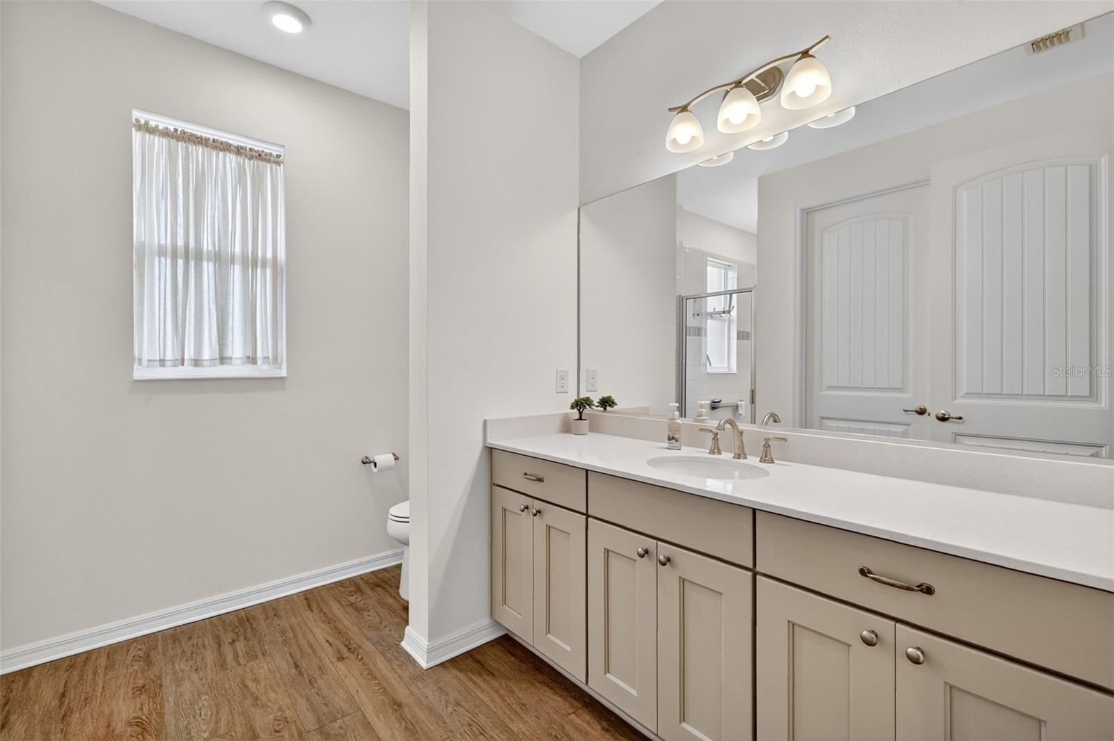 ON TOP/THE WORLD AVALON PH 6 - Residential