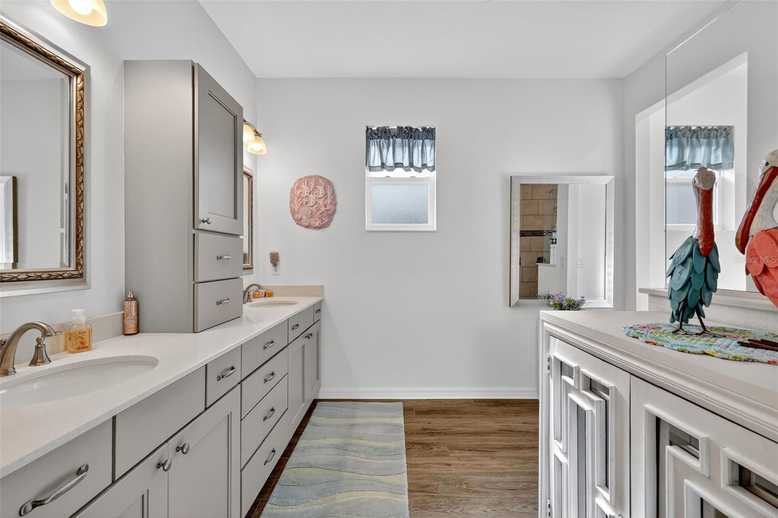 ON TOP/THE WORLD AVALON PH 6 - Residential