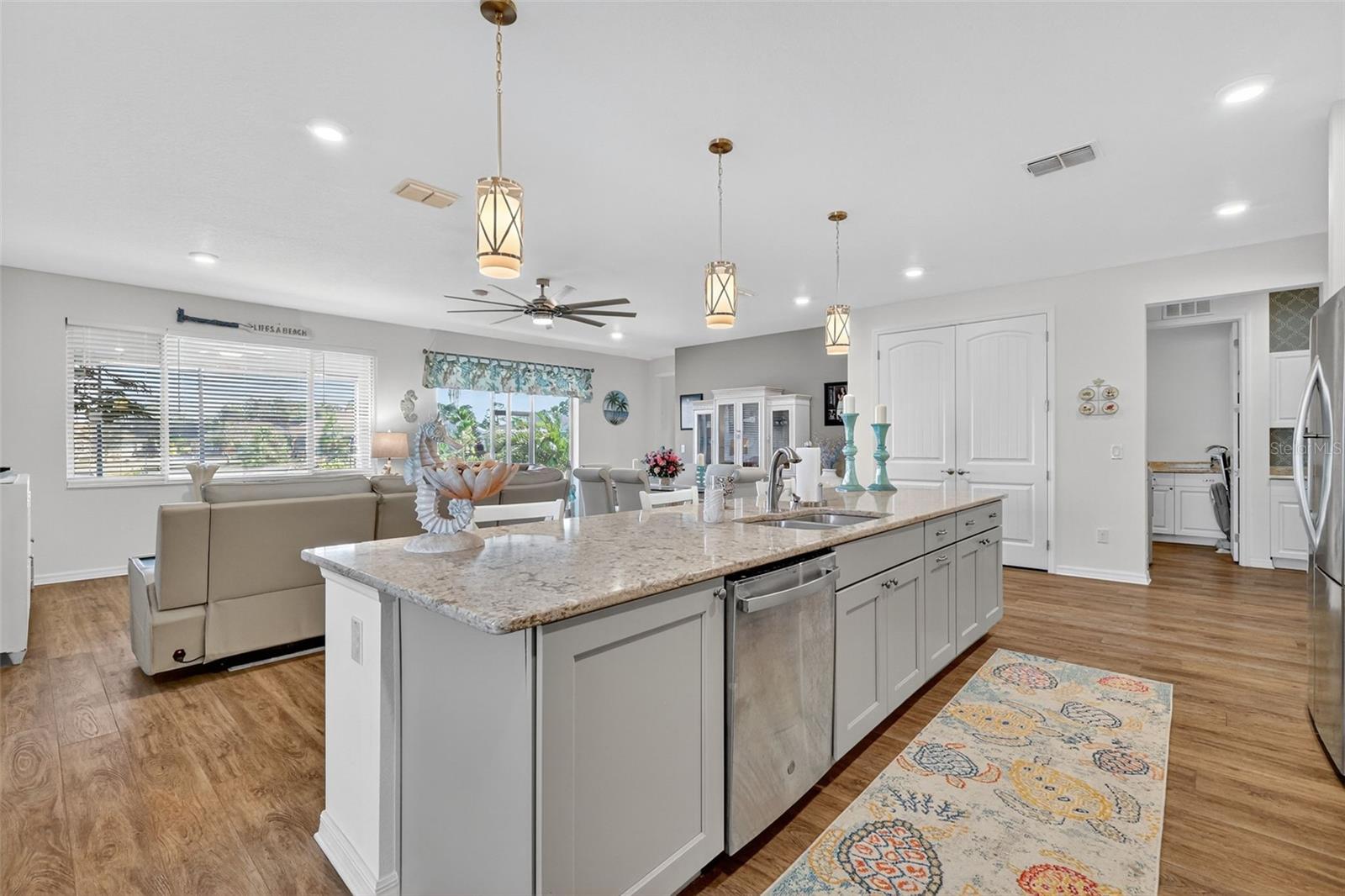 ON TOP/THE WORLD AVALON PH 6 - Residential