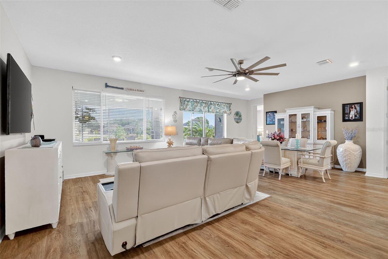 ON TOP/THE WORLD AVALON PH 6 - Residential