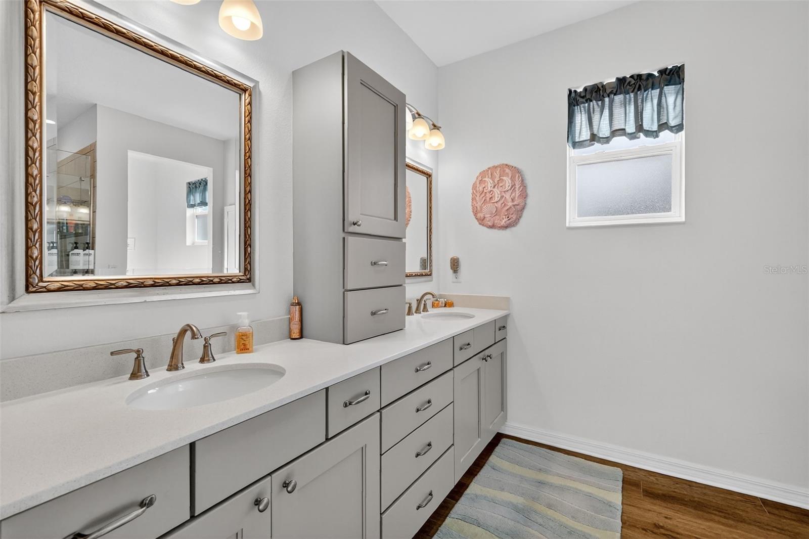 ON TOP/THE WORLD AVALON PH 6 - Residential