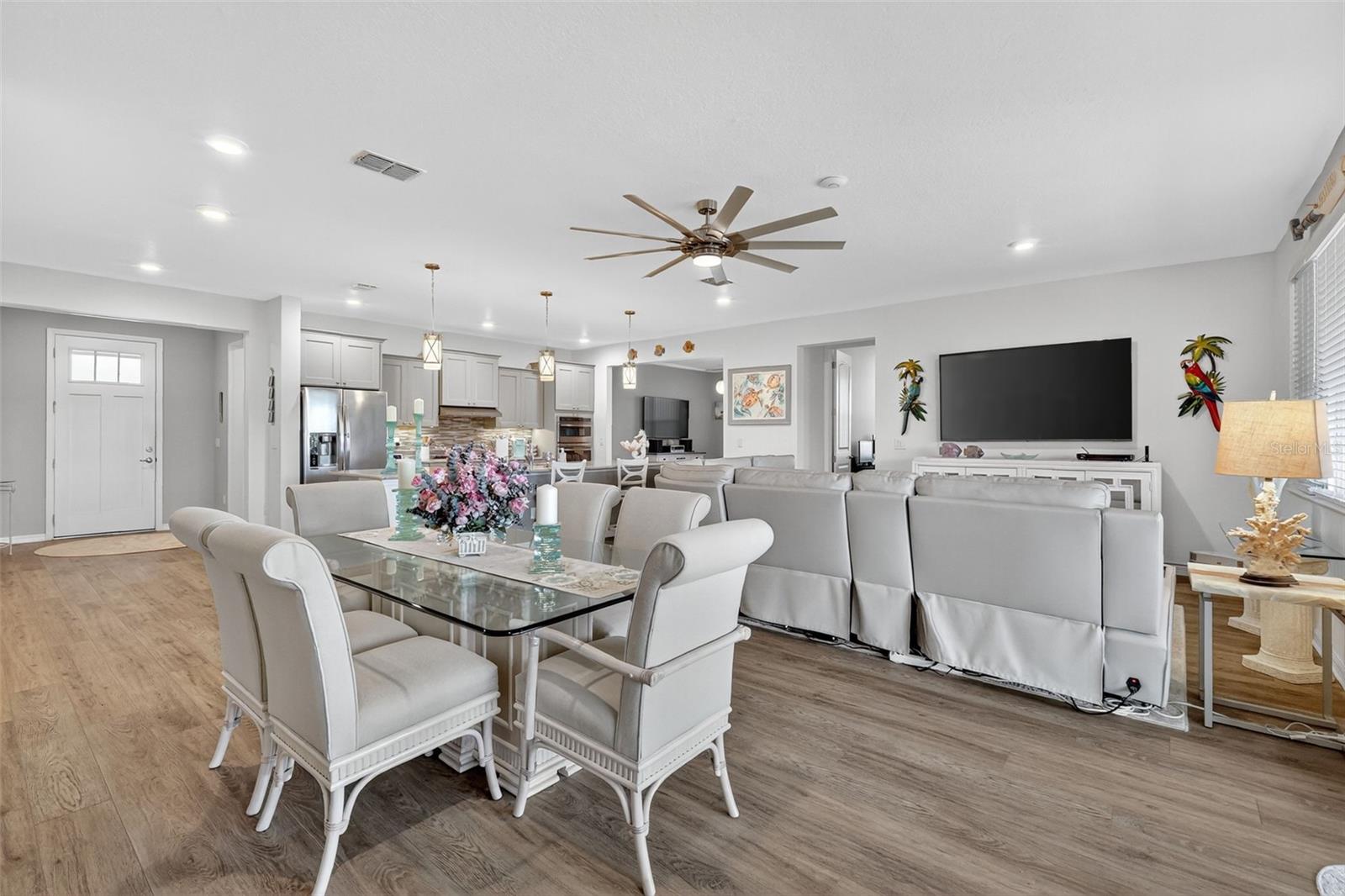 ON TOP/THE WORLD AVALON PH 6 - Residential