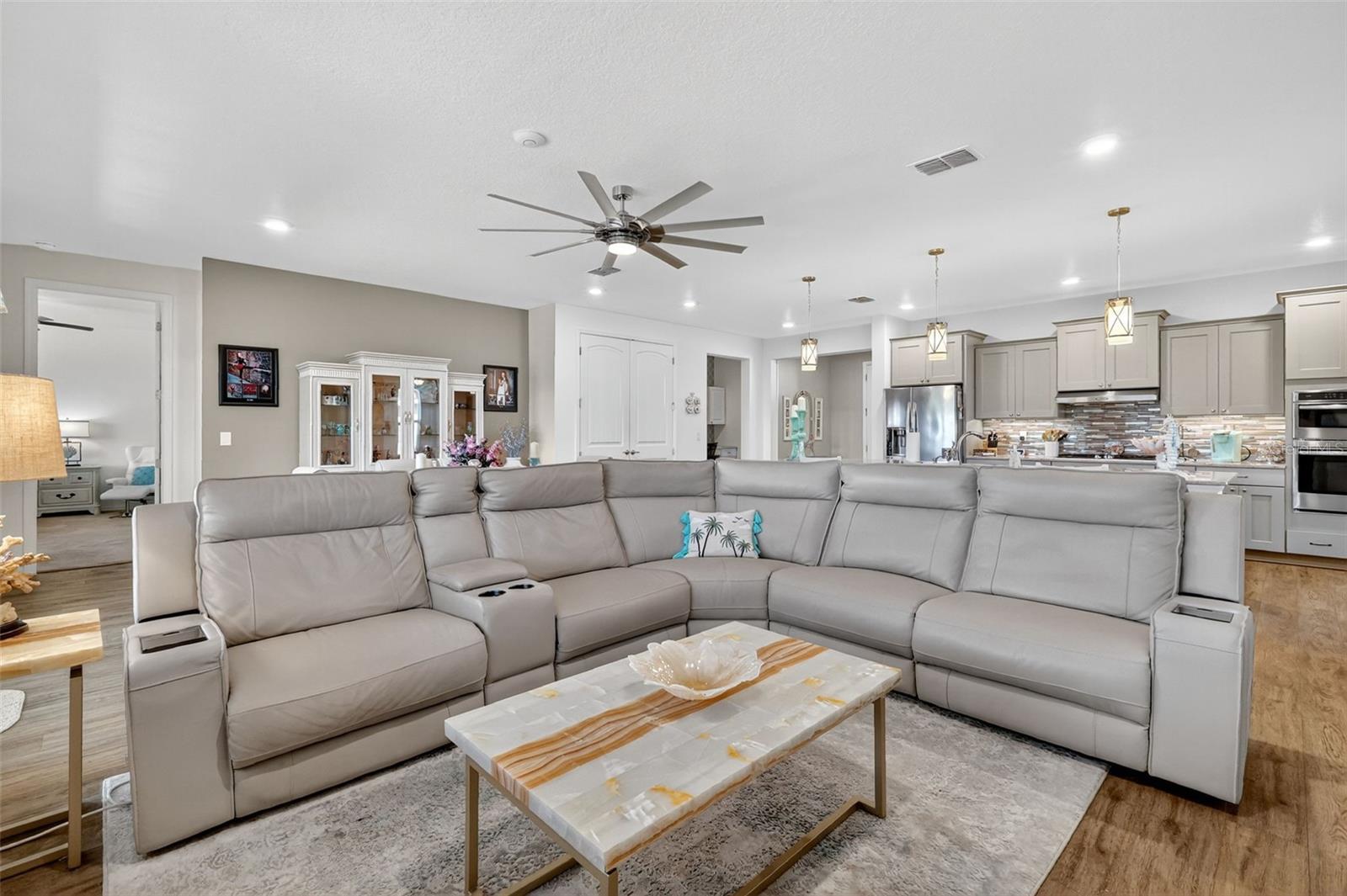 ON TOP/THE WORLD AVALON PH 6 - Residential