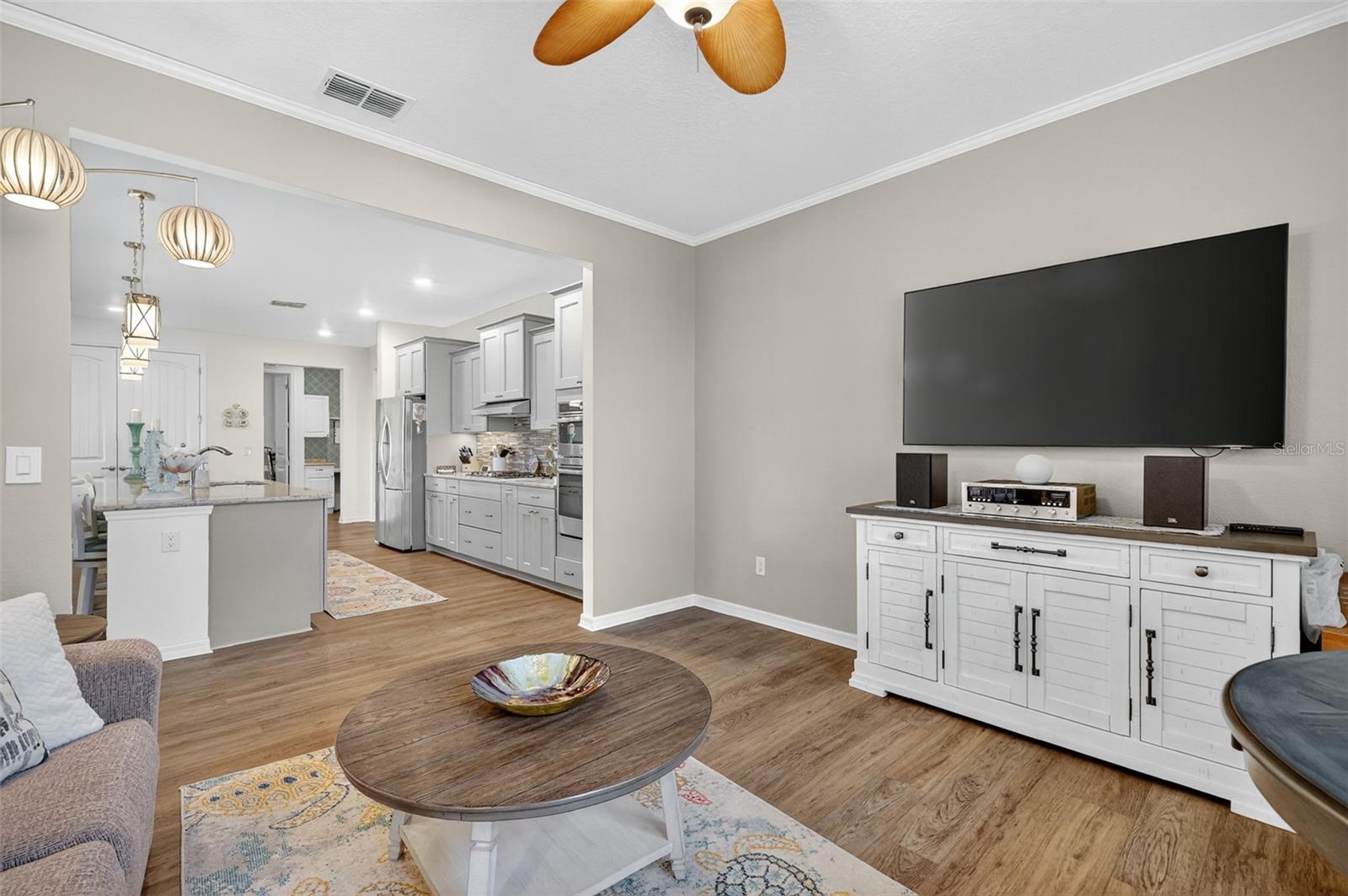 ON TOP/THE WORLD AVALON PH 6 - Residential