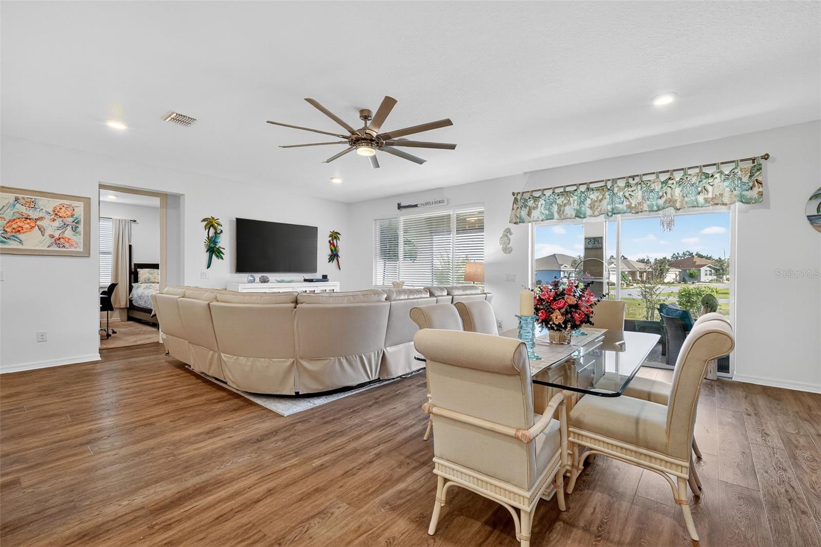 ON TOP/THE WORLD AVALON PH 6 - Residential