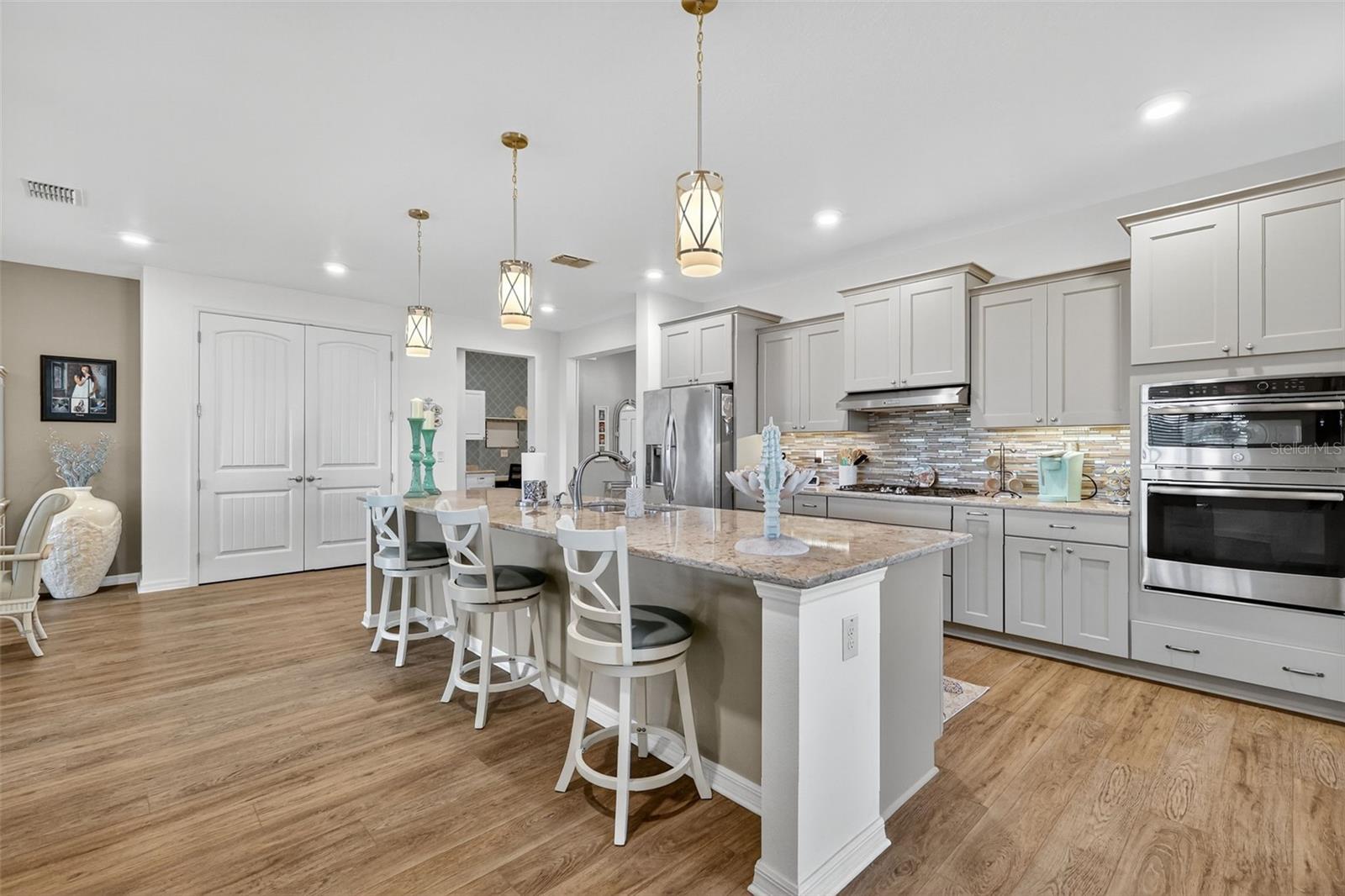 ON TOP/THE WORLD AVALON PH 6 - Residential