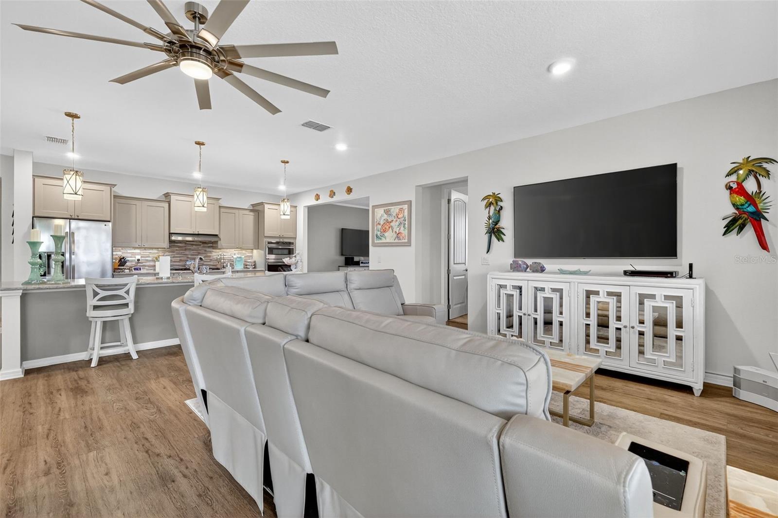 ON TOP/THE WORLD AVALON PH 6 - Residential