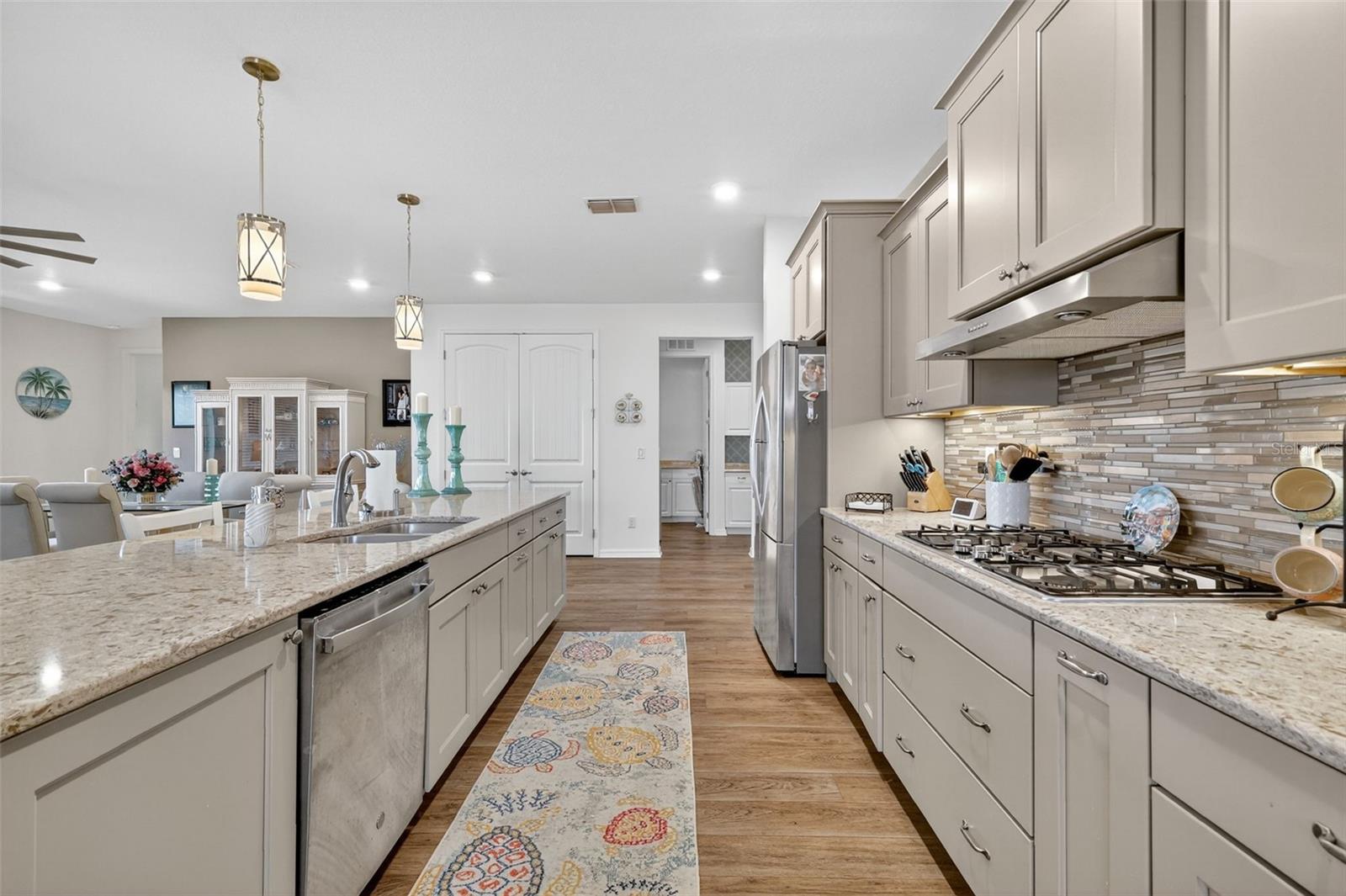 ON TOP/THE WORLD AVALON PH 6 - Residential