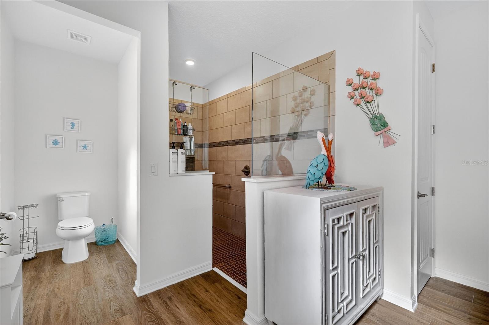 ON TOP/THE WORLD AVALON PH 6 - Residential