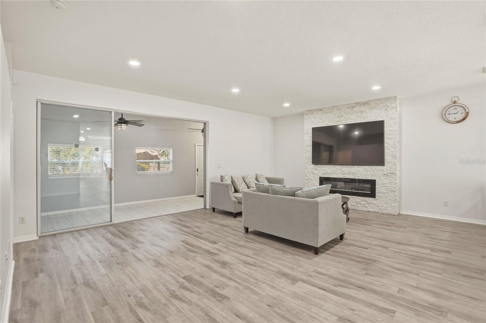 BARCLAY TRAILS - Residential