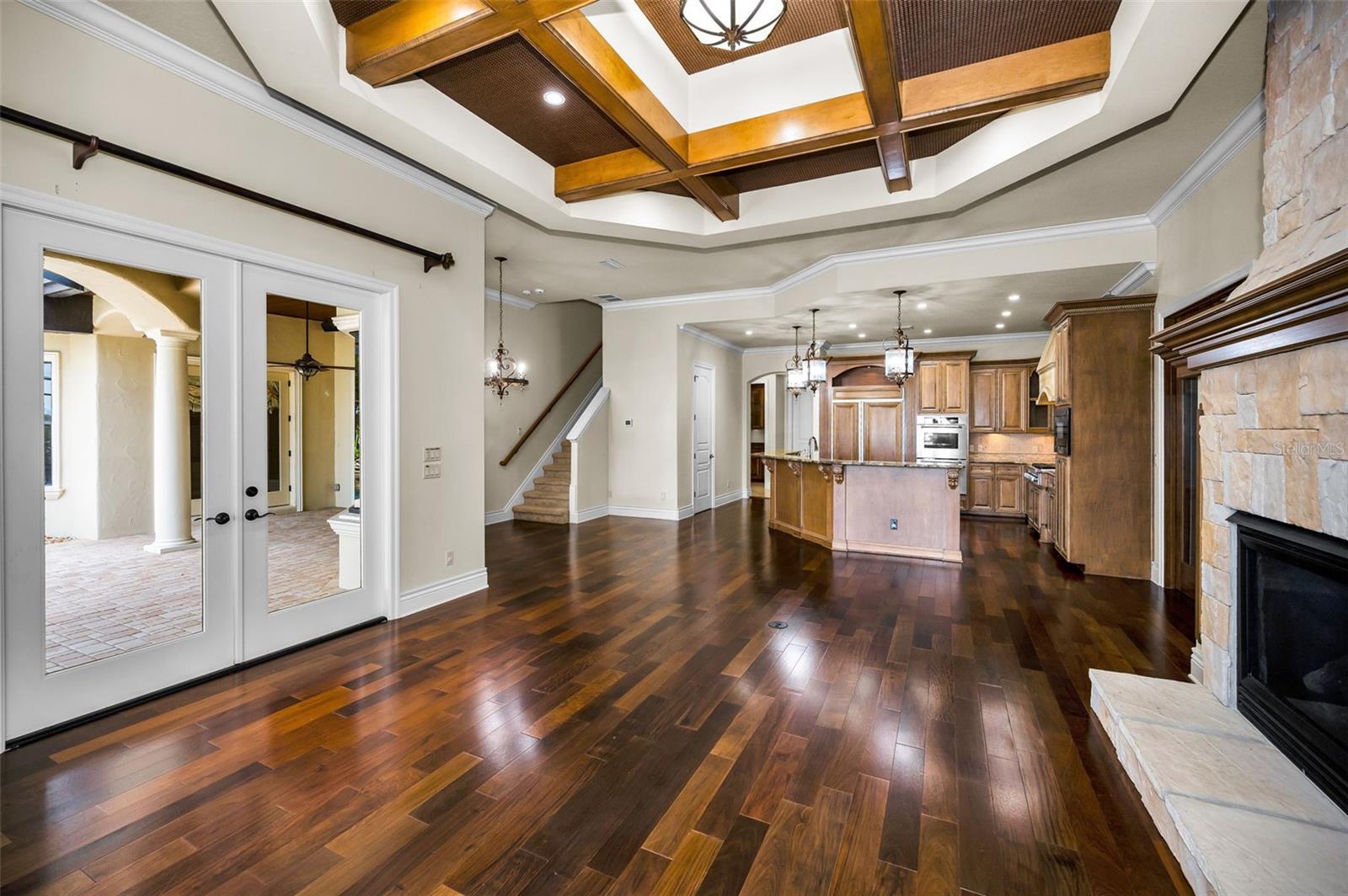 CHAMPIONS CLUB - Residential