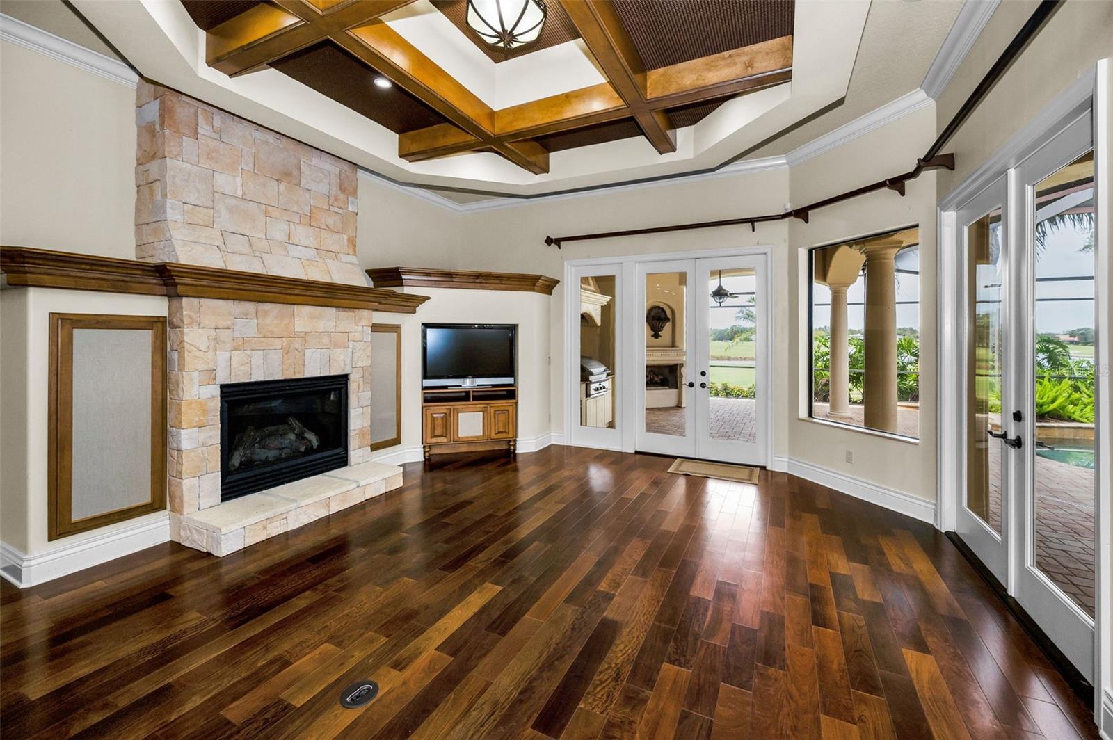CHAMPIONS CLUB - Residential