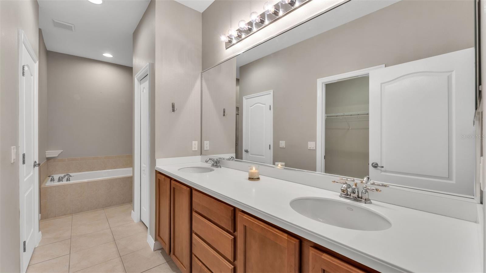 CHELSEA OAKS - Residential