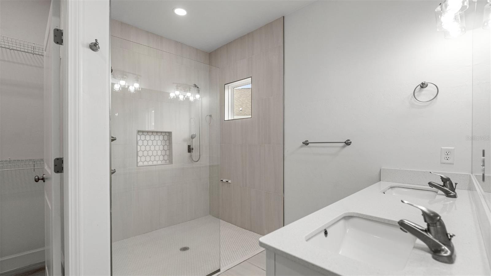 GRAND OAKS AT TOWER - Residential