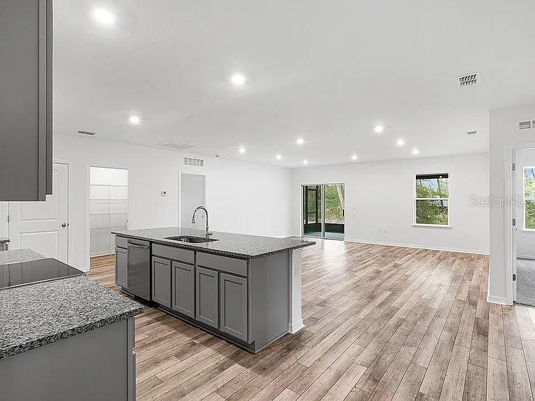 ROYAL HIGHLANDS - Residential