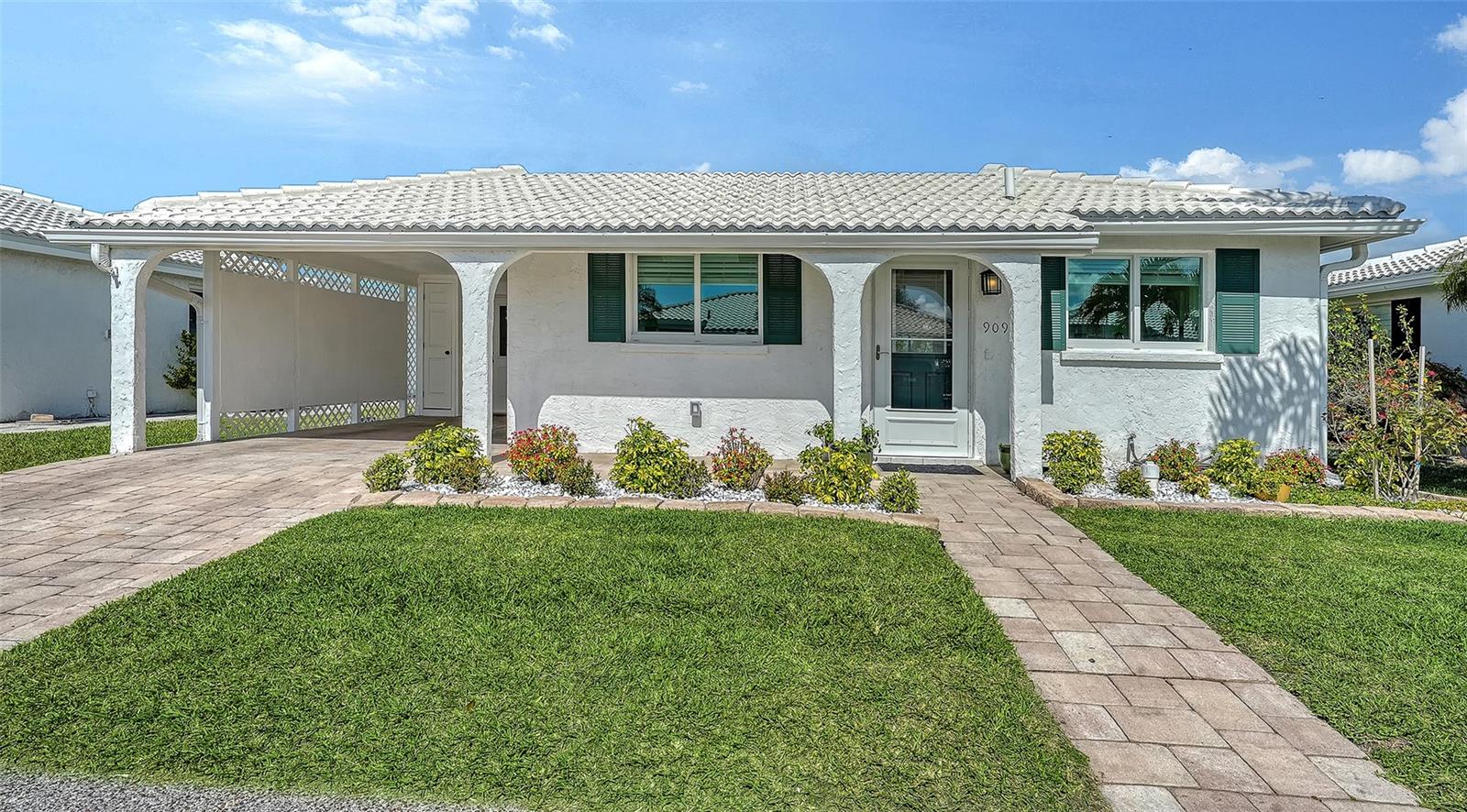 909 SPANISH DRIVE N