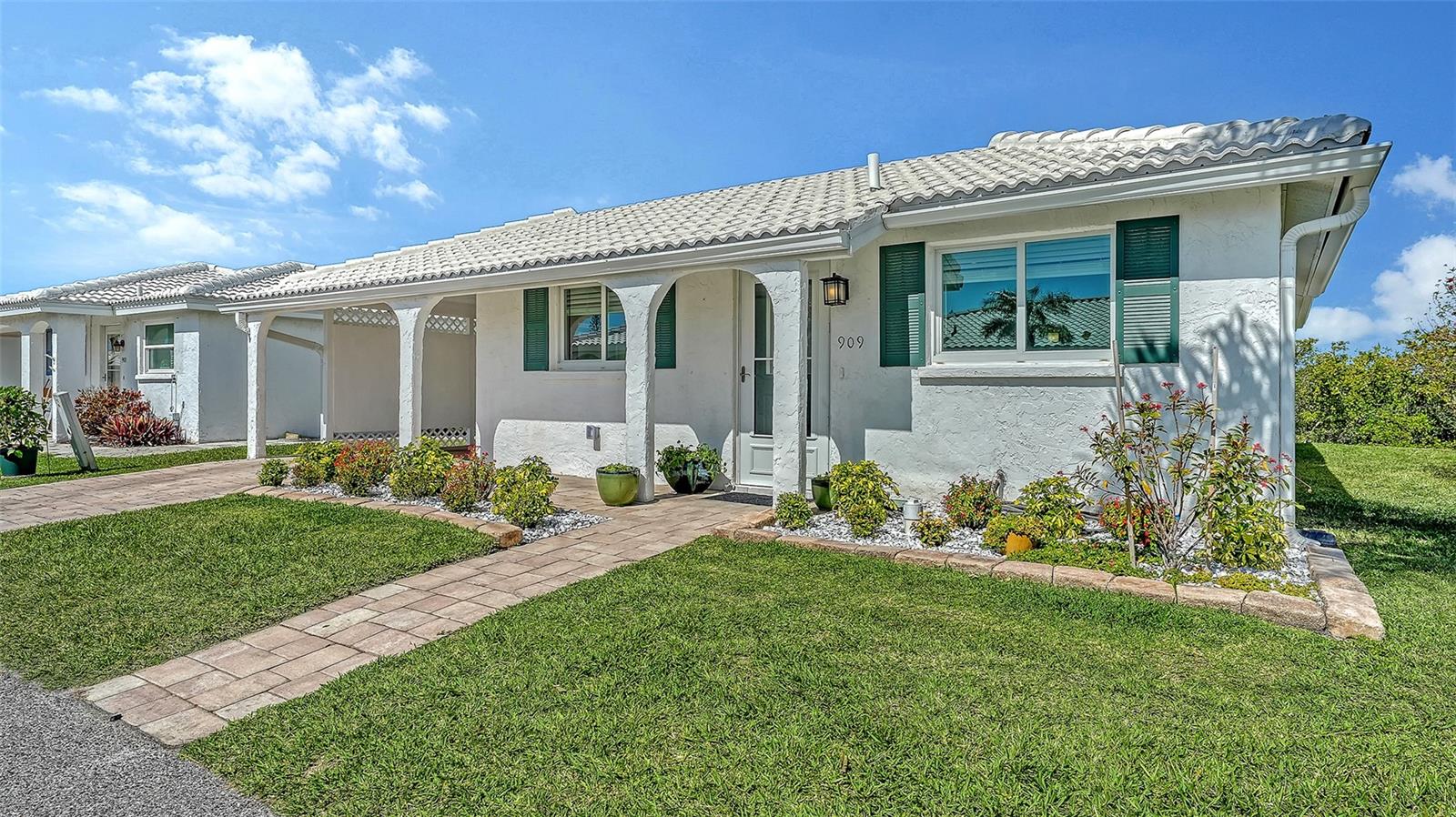 909 SPANISH DRIVE N