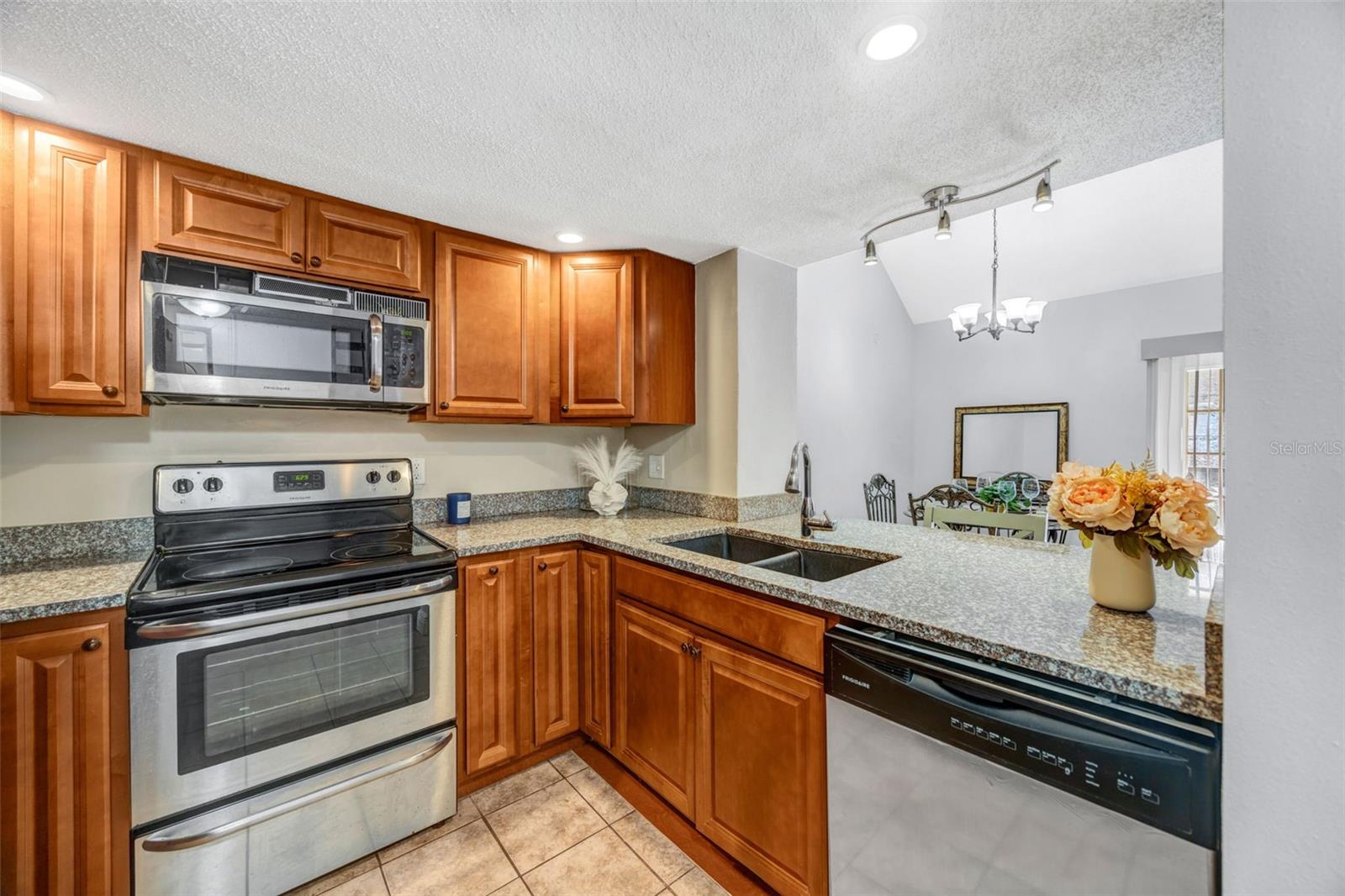 RIVER OAKS CONDO I - Residential