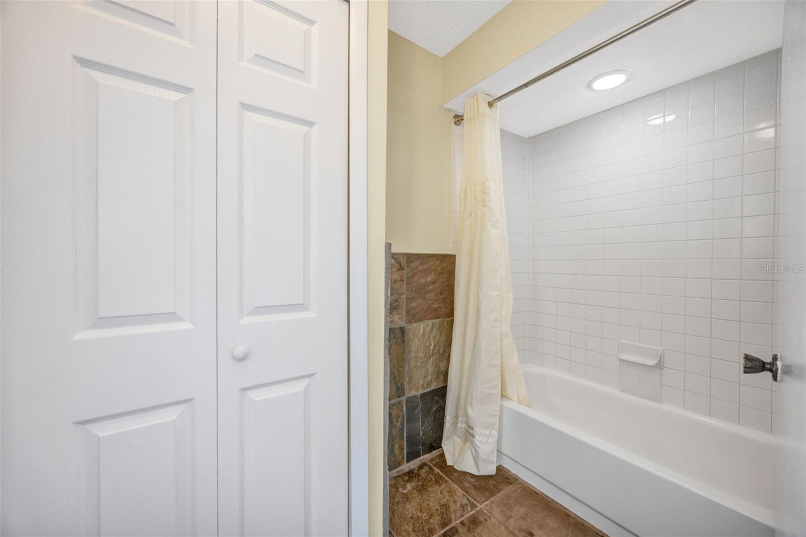 RIVER OAKS CONDO I - Residential