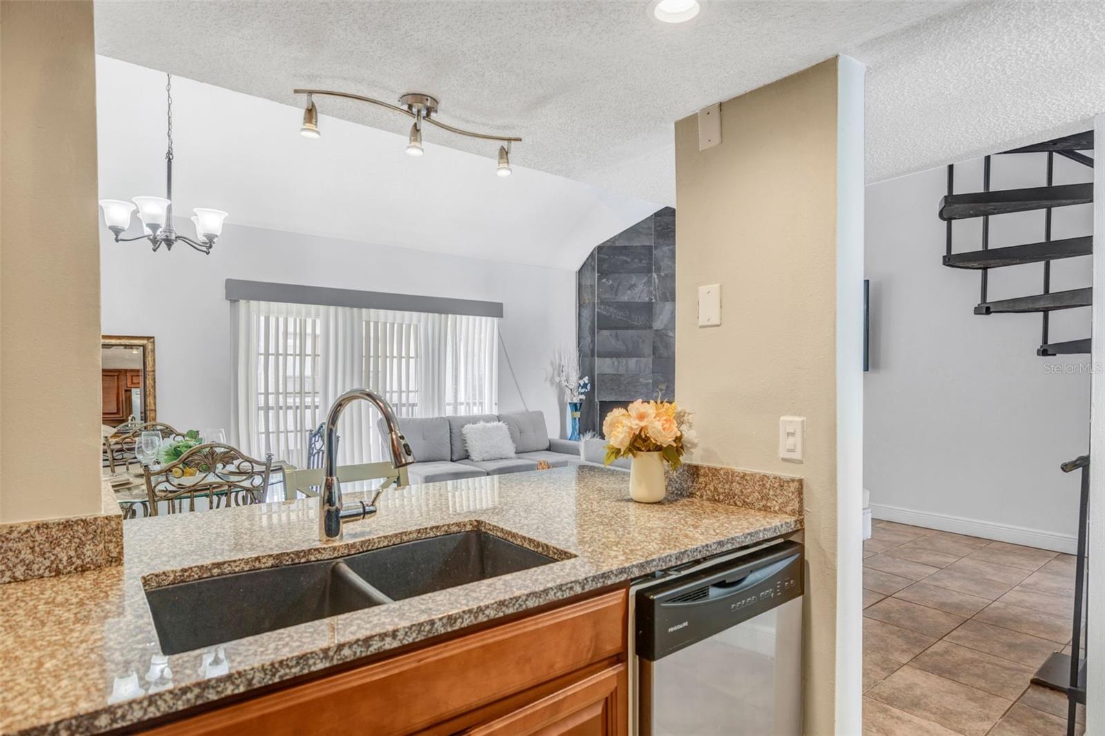 RIVER OAKS CONDO I - Residential