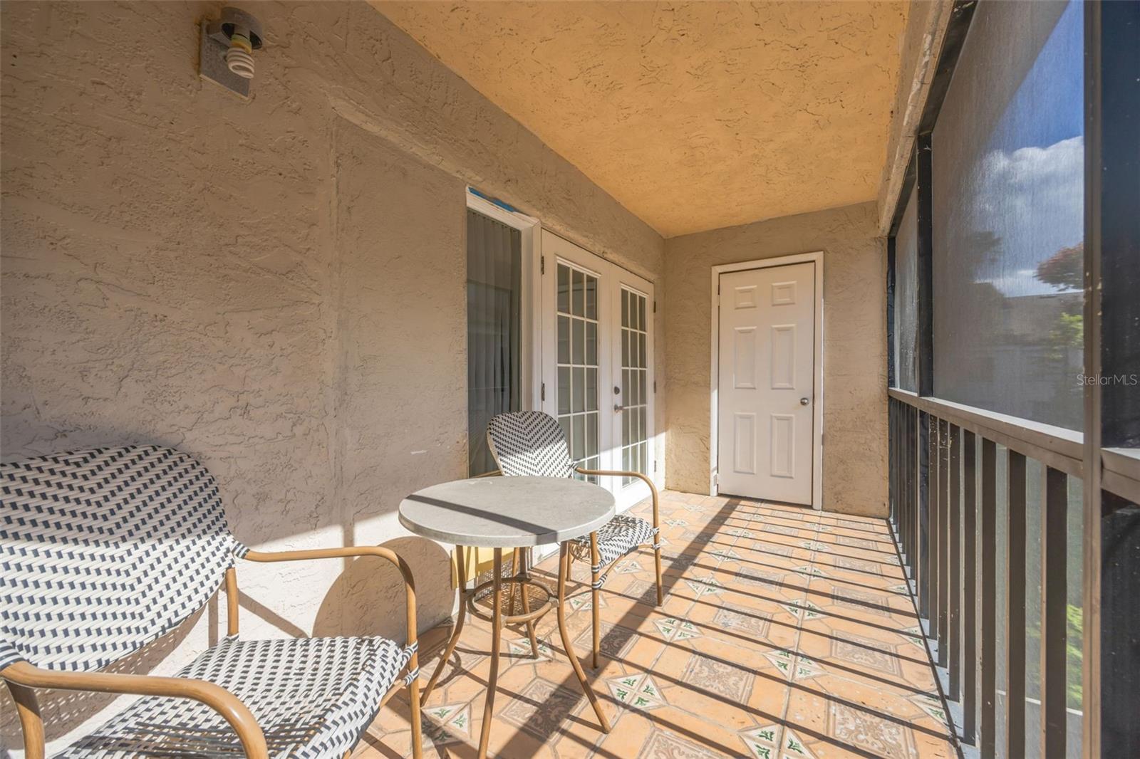 RIVER OAKS CONDO I - Residential