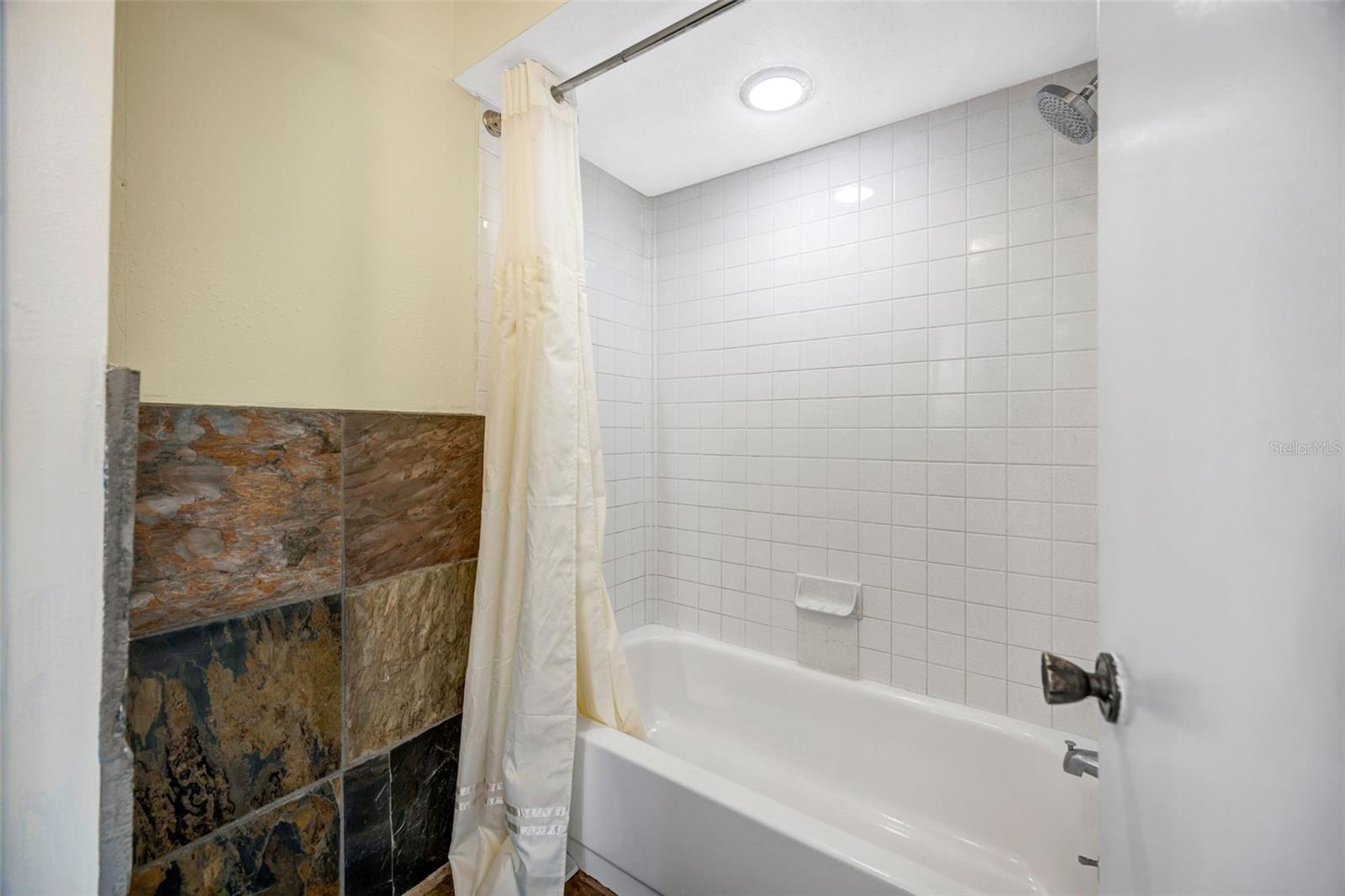 RIVER OAKS CONDO I - Residential