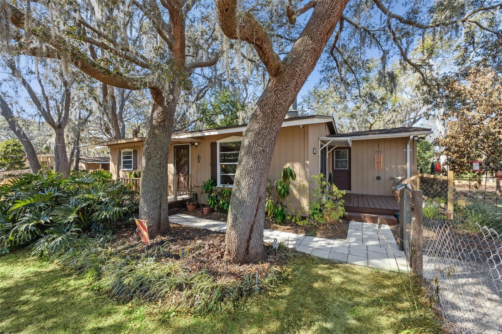 OAK PARK MANOR - Residential