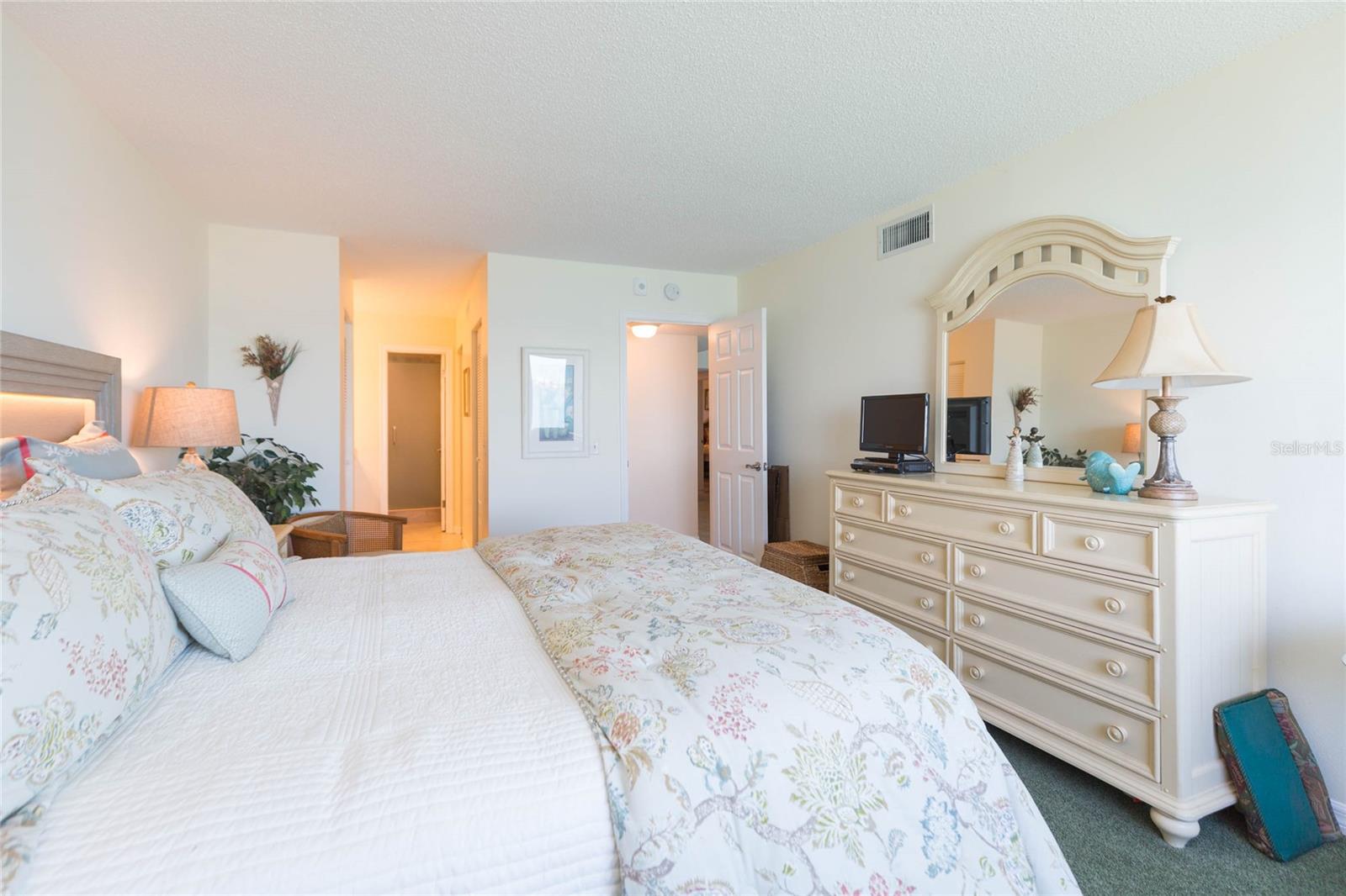 LA PUERTA DEL SOL CONDO - Residential