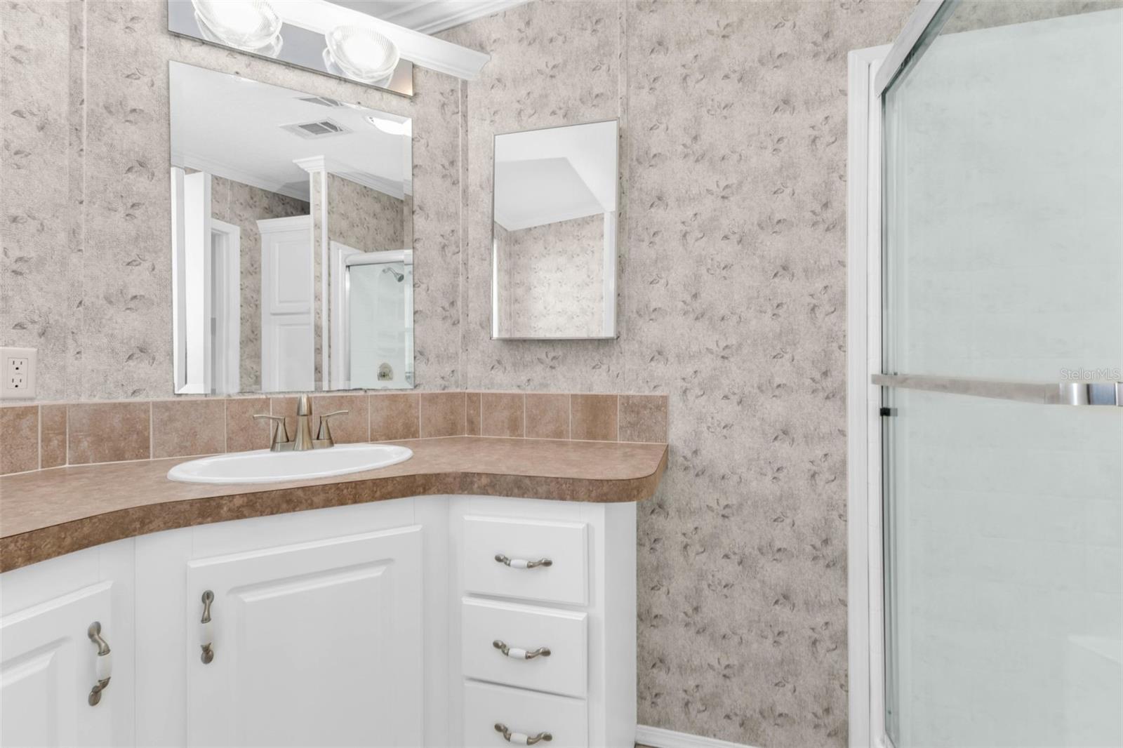 COUNTRY CLUB ESTATES - Residential