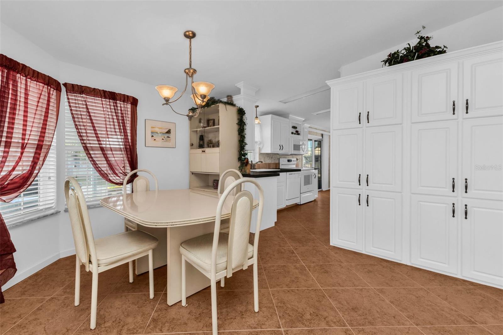 COUNTRY CLUB ESTATES - Residential