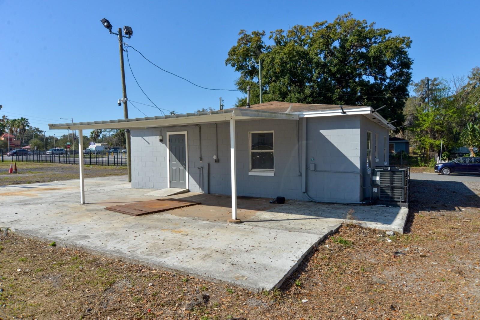 FLOLANDO GARDENS - Commercial Sale