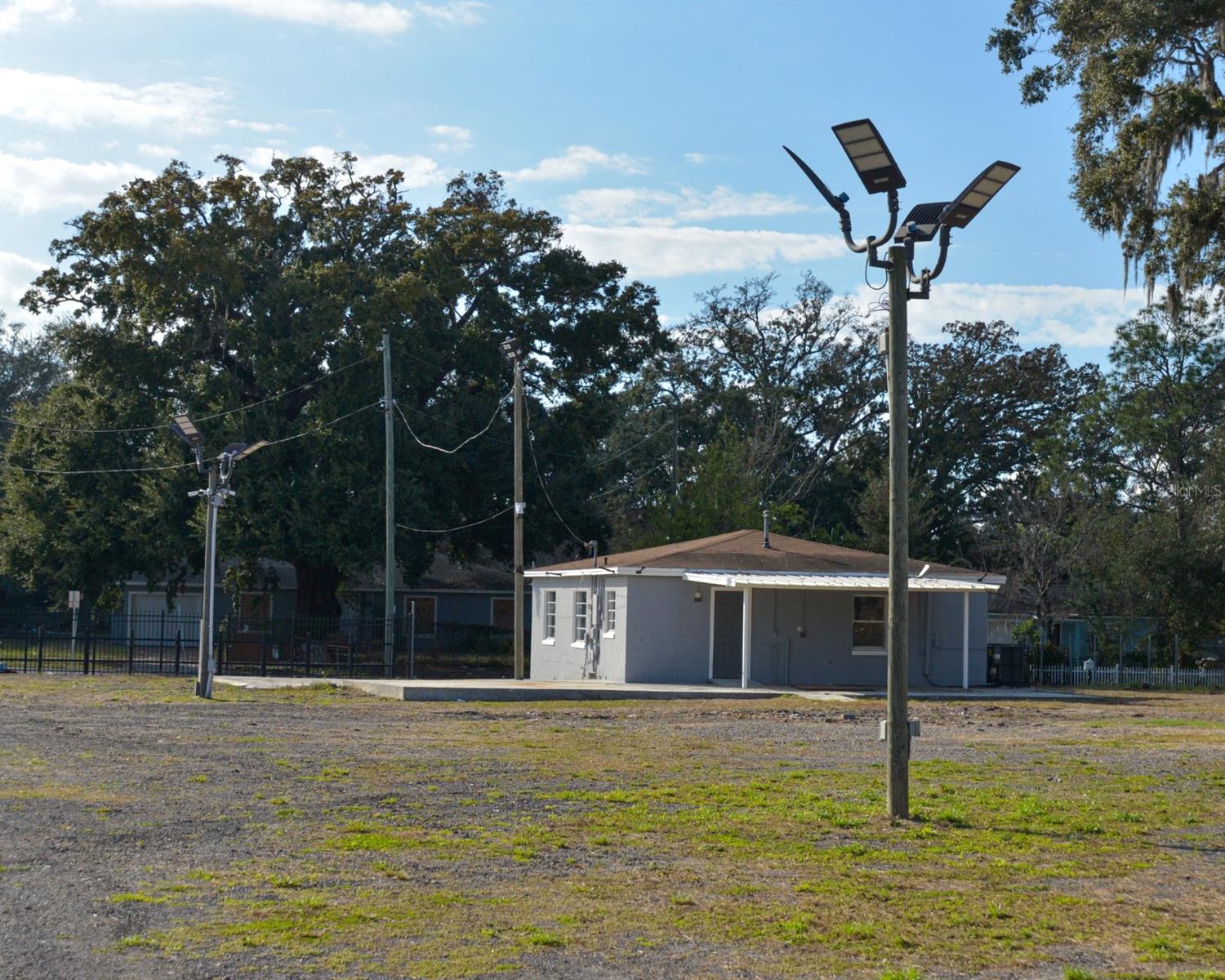 FLOLANDO GARDENS - Commercial Sale