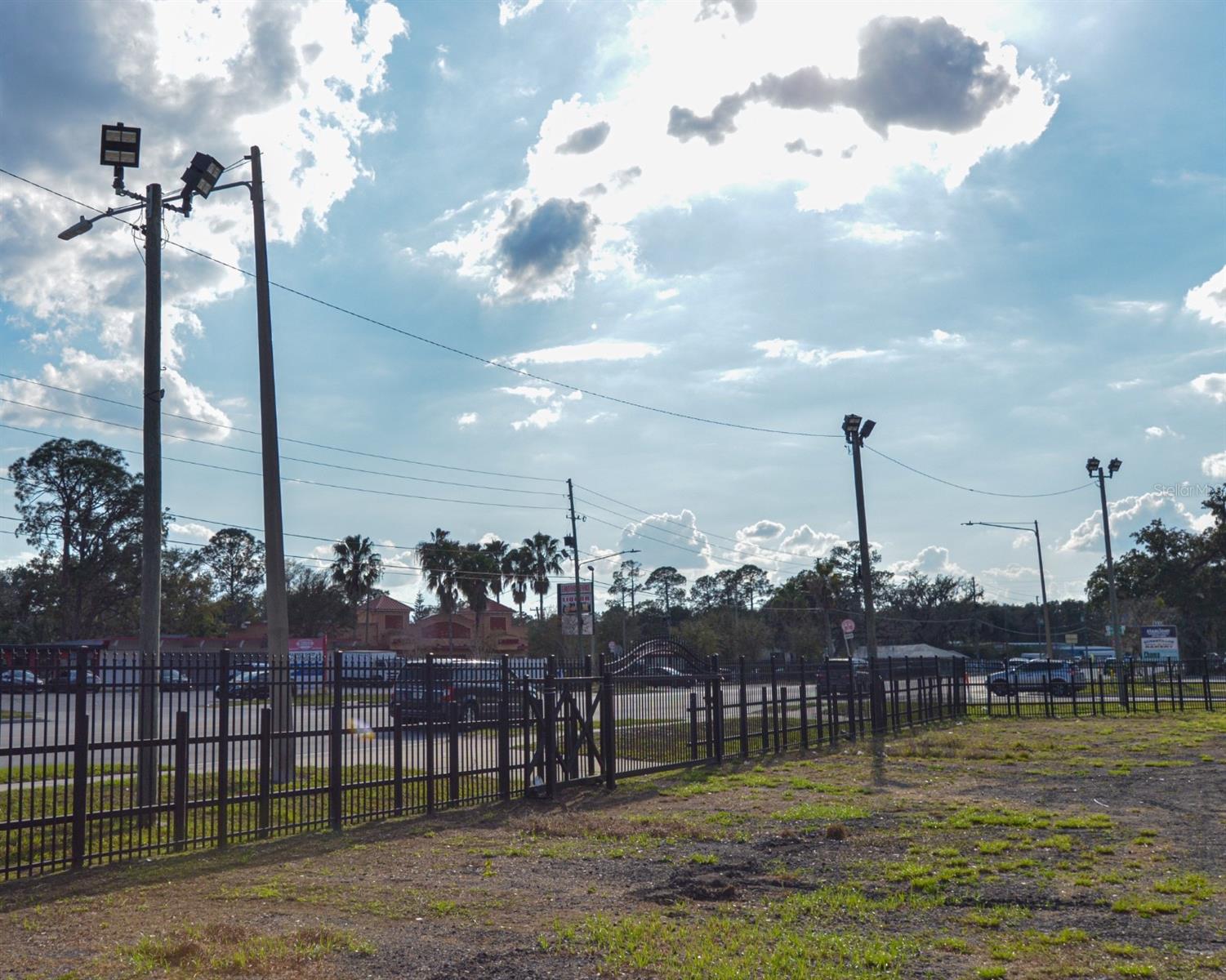 FLOLANDO GARDENS - Commercial Sale