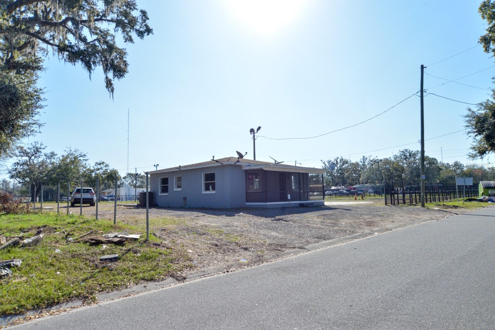 FLOLANDO GARDENS - Commercial Sale