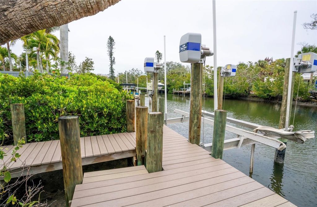 Photo of 5169 Oxford Drive, Sarasota, FL 34242 (MLS # V4943078)