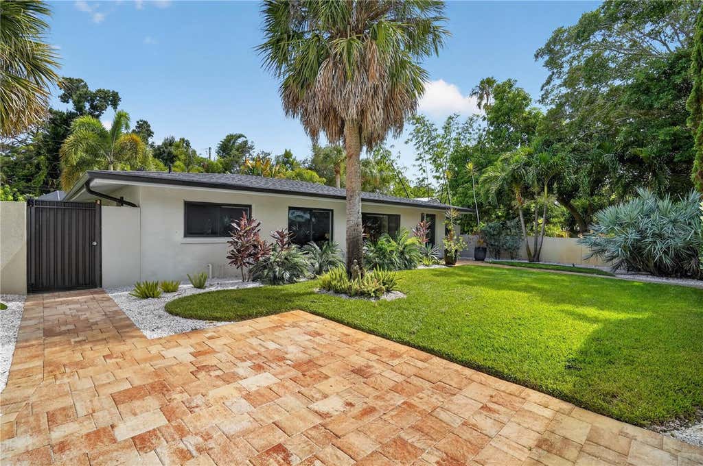 Photo of 418 Sapphire Drive, Sarasota, FL 34234 (MLS # A4699914)