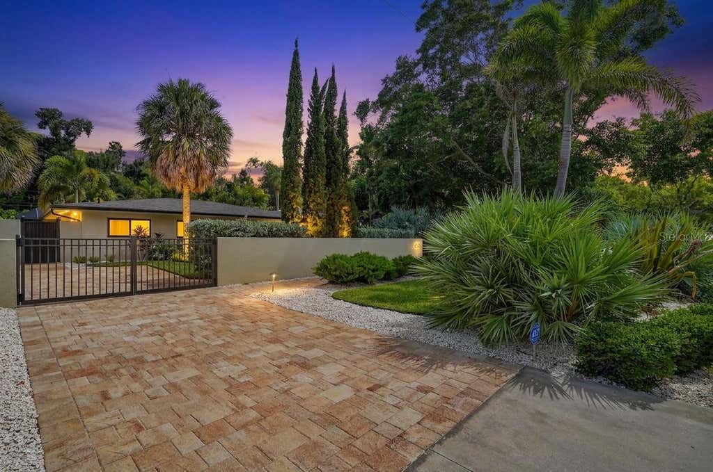 Photo of 418 Sapphire Drive, Sarasota, FL 34234 (MLS # A4699914)