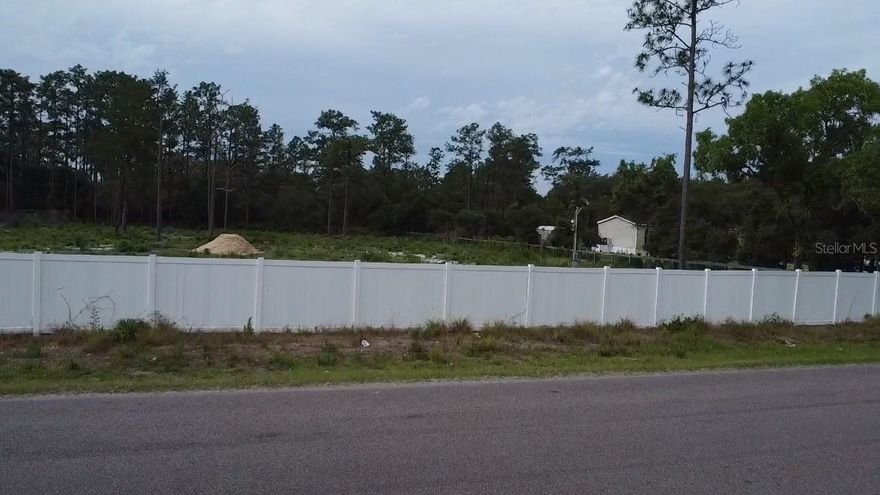 Prime 1.25-Acre Ready-to-Build Lot in Dunnellon
Fantastic opportunity to own a pristine 1.25-acre parcel in the sought-after Dunnellon area. This beautiful lot is fully cleared, level, and completely fenced, offering immediate privacy and security. Boasting versatile A1 zoning, this property is perfectly suited for either a custom-built site-built home or a modern mobile home. The land is exceptionally prepared for its new owners, featuring an existing driveway and an on-site well, significantly reducing your initial development costs. Whether you are looking to establish a quiet country retreat, a hobby farm, or your primary residence. Enjoy the peace of rural living while remaining just minutes away from the natural beauty of Rainbow Springs and local amenities. Bring your plans and start building your Florida dream today!