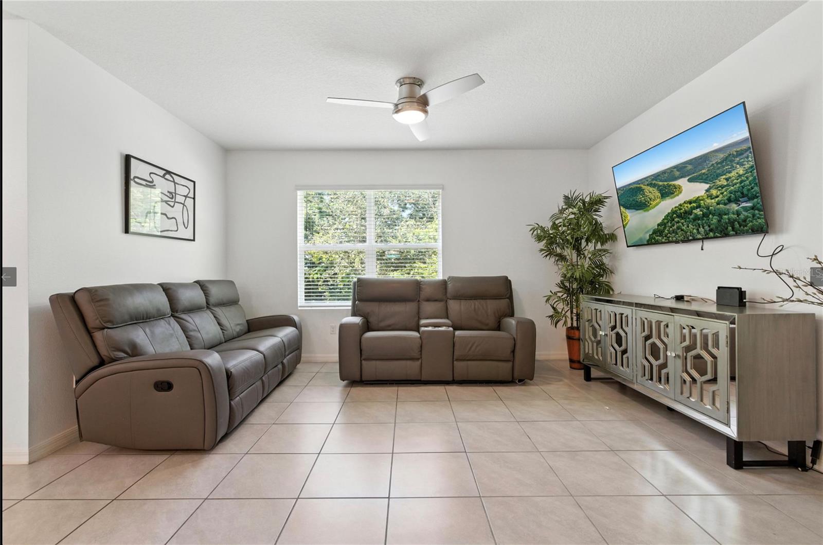 HOLLY ESTATES - Residential Lease