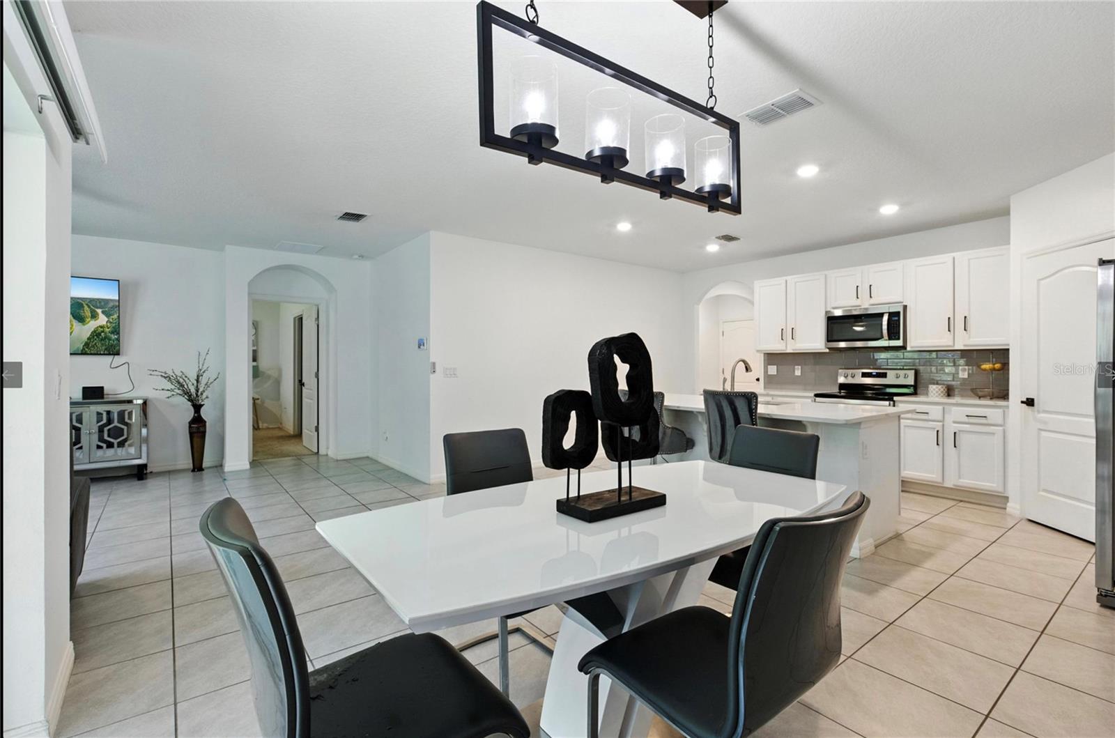 HOLLY ESTATES - Residential Lease
