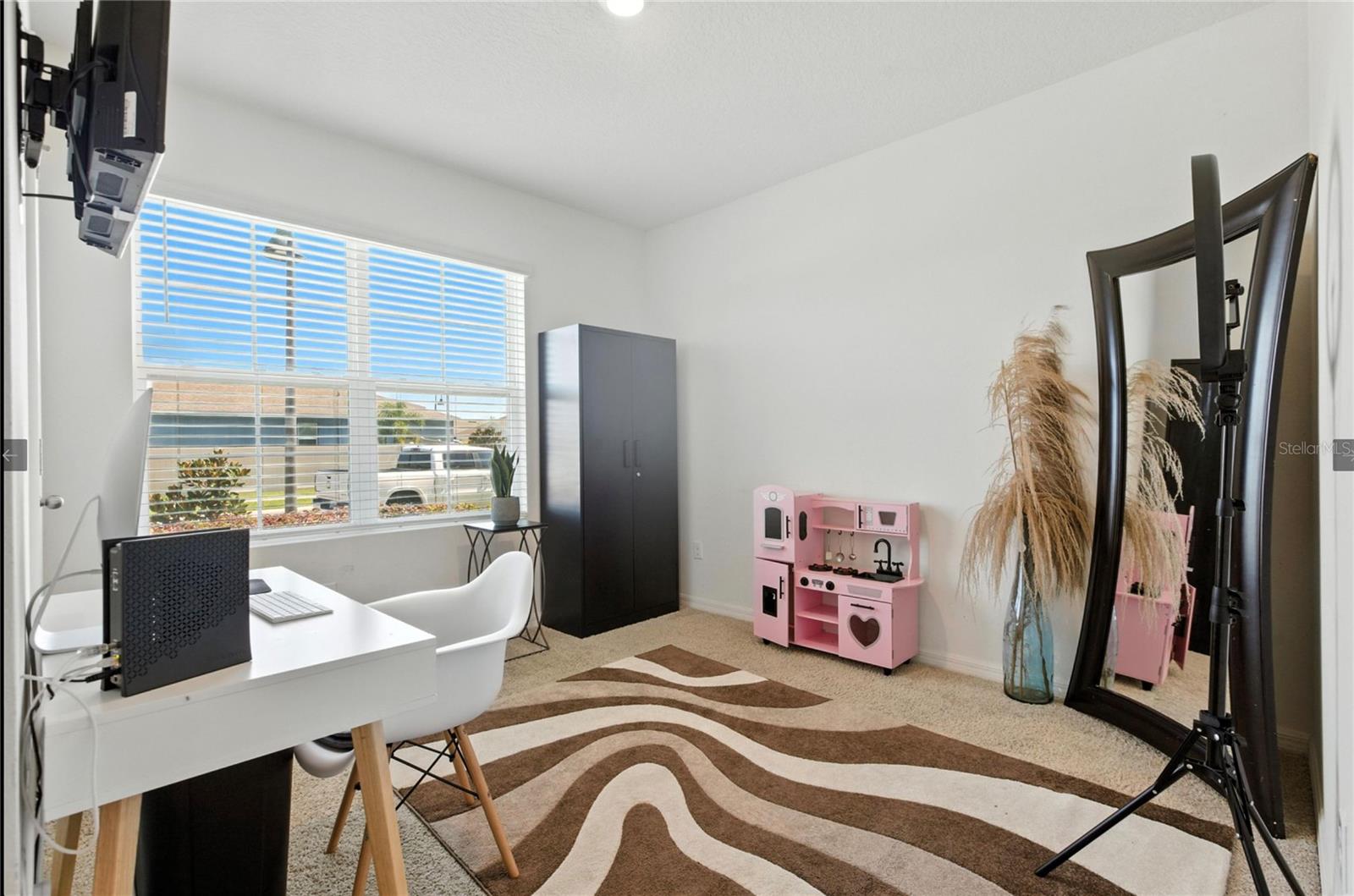 HOLLY ESTATES - Residential Lease